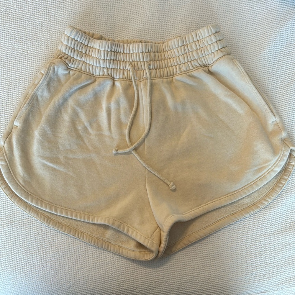 Abercrombie and Fitch Dolphin Hem Shorts. Women’s Size Medium.